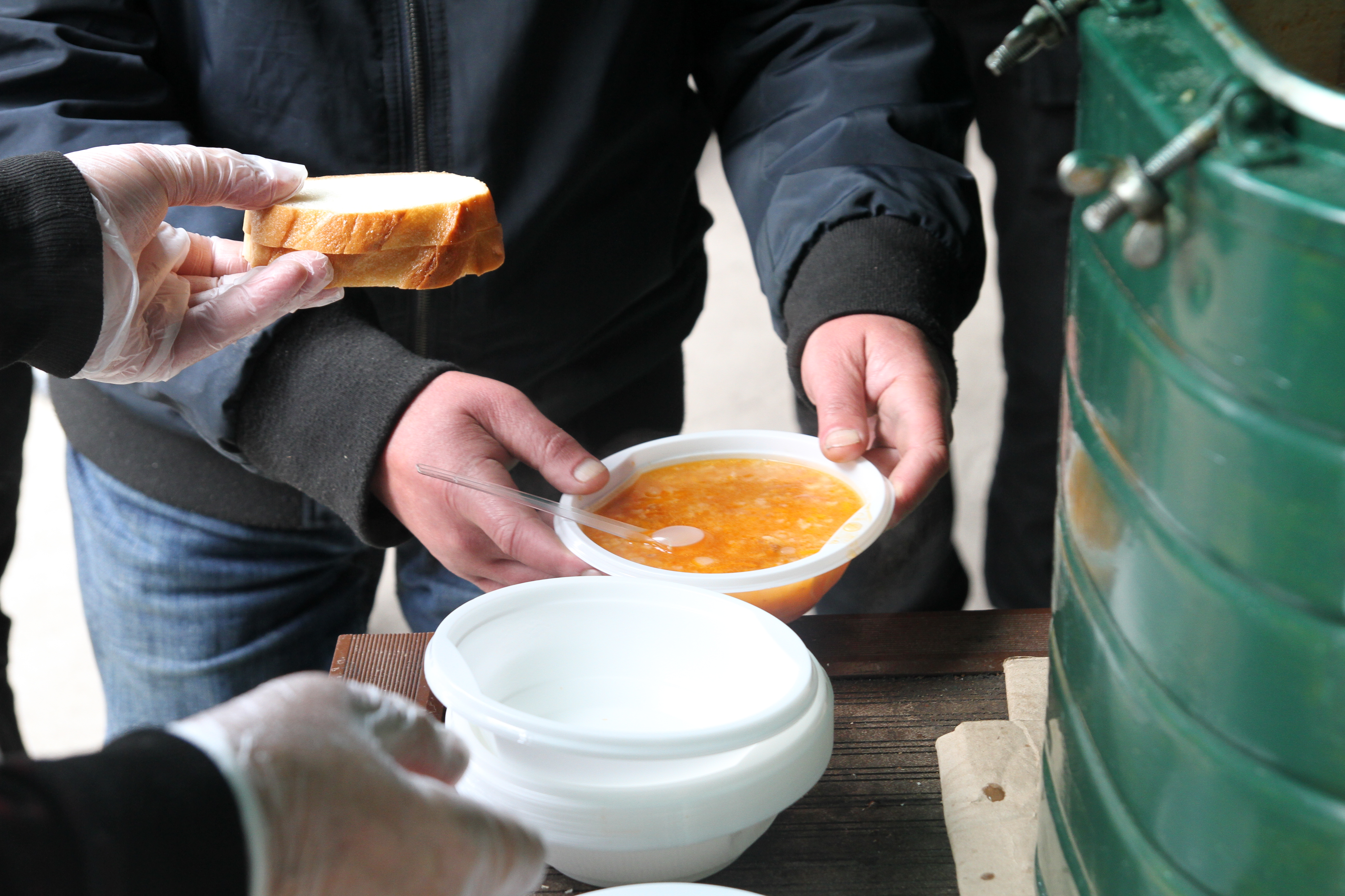 Волонтеры помогающие бездомным. Волонтеры помогают бездомным горячее питание. Раздача еды. Бомжи раздача еды. Социальная помощь бездомным людям.
